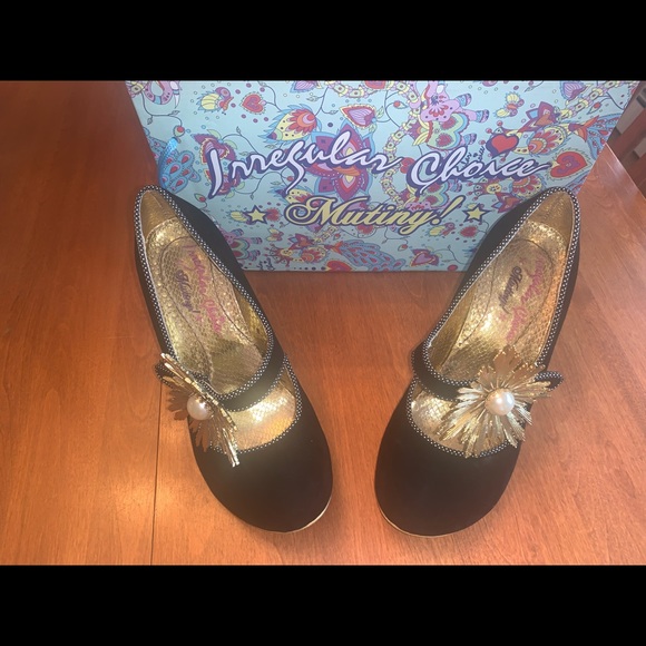Irregular Choice Size 8 Women Black Velvet Pumps with Gold metal buckle detail. - Picture 6 of 8